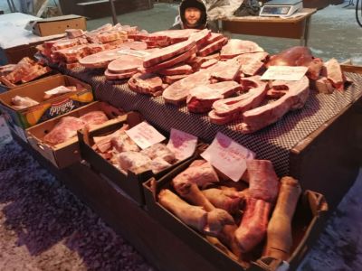 Фоторепортаж: обзор цен на мясо на Крестьянском рынке Якутска