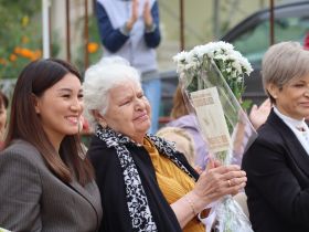 Дворовый концерт организовали для жительницы блокадного Ленинграда в Якутске