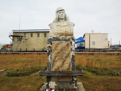 Памятник-бюст Алексееву Иннокентию Егоровичу - одному из первых комсомольцев Якутии, командиру национальной роты ЧОН, герою гражданской войны