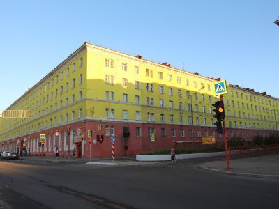 Дом жилой с магазинами