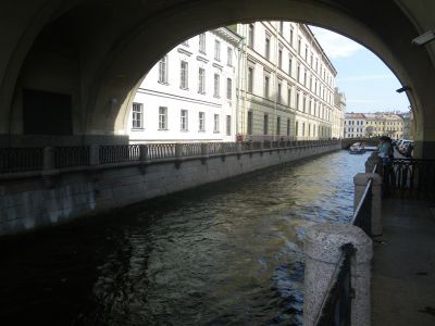 Набережные с решетками и спусками