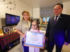 Школьнице из Якутска передали подарок от Айсена Николаева