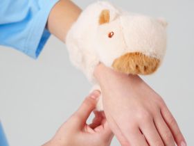 Игрушка-браслет меховой на руку - Капибара