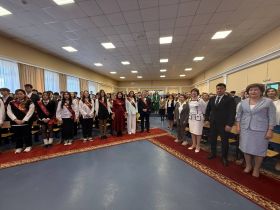 В Якутске начались последние звонки для выпускников