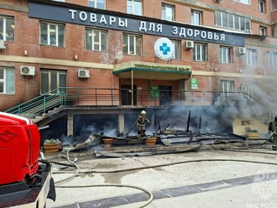 Горели утеплитель и строймусор. В Якутске потушили пожар на улице Курашова