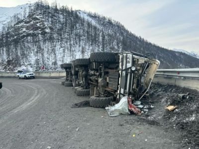 Два человека пострадали в ДТП с большегрузом в Томпонском районе