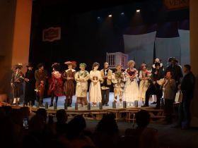 Яркая премьера комедии дель арте «Венецианские близнецы» состоялась в Русском театре