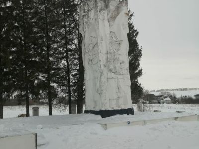 Братская могила жителей села, казненных немецко-фашистскими захватчиками в 1942 году. У могилы в 1976 году установлена скульптурная группа