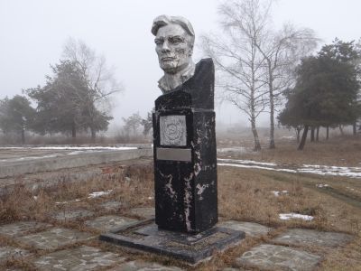 Бюст комбайнера Волошина В.П., погибшего при спасении совхозного хлеба от огня