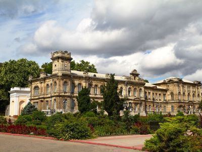 Здание женской Романовской гимназии