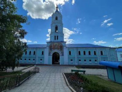 Святые ворота с колокольней и кельями Курской Коренной пустыни