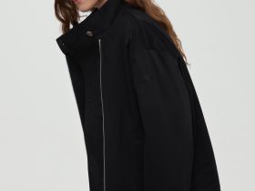 Ветровка с асимметричной застежкой