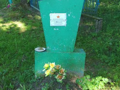 Братская могила 3 советских воинов, погибших в 1941 и 1943 гг. в боях с немецко-фашистскими захватчиками