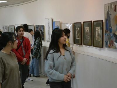 Выставка студентов и преподавателей АГИКИ открылась в Намском педколледже