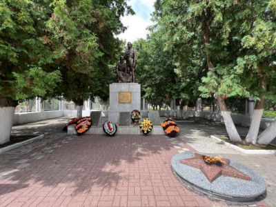 Братская могила воинов Советской Армии и партизан, погибших в период Великой Отечественной войны. Захоронено 2003 человека, установлено фамилий на 65 человек. Скульптура установлена в 1958 году