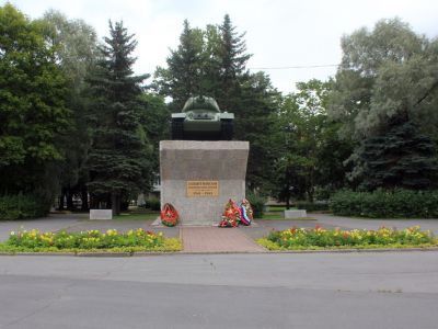 Памятник-танк, посвященный советским воинам, сражавшимся на киришской земле в годы Великой Отечественной войны