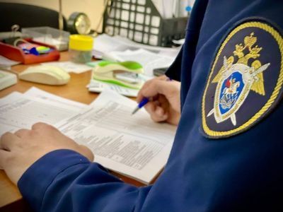 В Покровске рядом с многоквартирным домом обнаружено тело мужчины