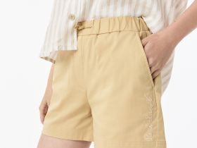 Женские короткие однотонные шорты Lacoste