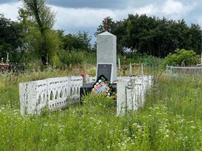 Братская могила воинов Советской Армии, погибших в феврале 1943 года. Захоронено и установлено фамилий на 7 человек. Обелиск установлен в 1950 году