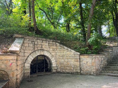 Грот "Дамские слезы" с лестницей