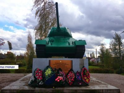 Памятник-танк в честь воинов 2-го Прибалтийского фронта, освободивших в 1944 г. г. Новоржев от немецко-фашистских захватчиков