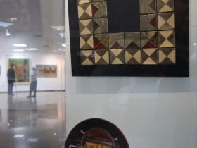 Живописец Федот Макаров подарил НХМ картины якутского снайпера и охотника