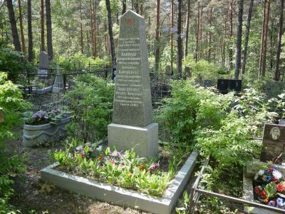 Братская могила летчиков - Героев Советского Союза: Аккуратова Федора Яковлевича (1915-1940 г.г.), Койнаш Василия Васильевича (1911-1940 г.г.), Корнилова Бориса Александровича (1915-1940 г.г.)