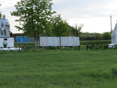 Братская могила советских воинов, погибших в боях с фашистскими захватчиками в 1943 году. Захоронено 10 человек, имена не установлены. Обелиск