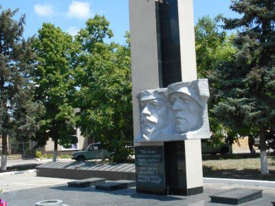 Братская могила 57 воинов Советской Армии, погибших при освобождении с. Солдато-Александровского от немецко-фашистских захватчиков