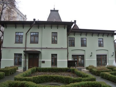 Служебный корпус (конюшня, каретный сарай), 1898 г., архитектор С.Ф.Воскресенский