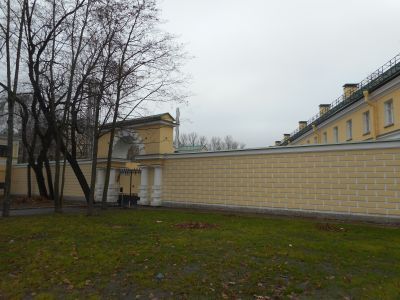 Ограда хозяйственного двора с воротами