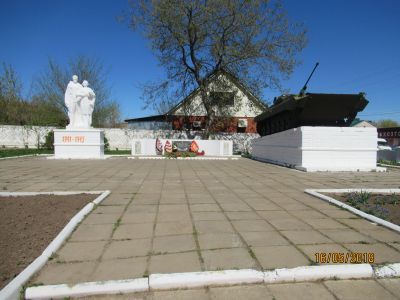 Обелиск "Никто не забыт, ничто не забыто", сооружен в августе 1967 года