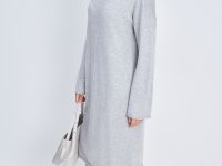 Вязаное платье свободного кроя с воротником-стойкой