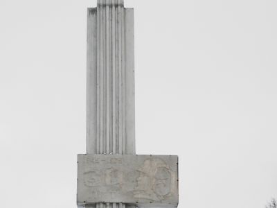 Обелиск в честь 30-летия Победы в Великой Отечественной войне (1941-1945). Авторы В.П. Юшин, С.К. Макаров, железобетон, 1975 г.