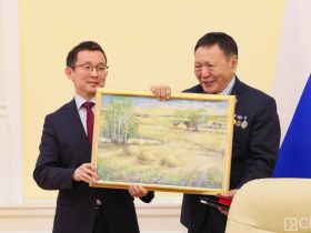 В Якутске с 75-летием поздравили заслуженного экономиста России Владимира Птицына