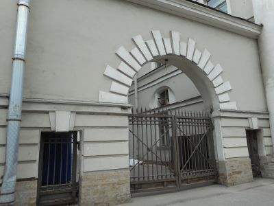 Ворота между Кабинетом и конюшнями