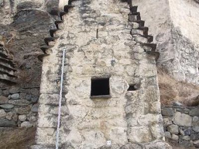 Склеп наземный с двухскатной ступенчатой кровлей 2