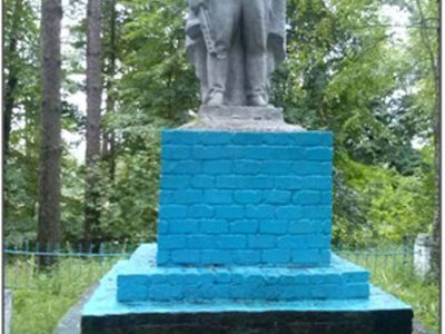 Братская могила 848 советских воинов, погибших в 1943 г. в боях с немецко-фашистскими захватчиками при освобождении села