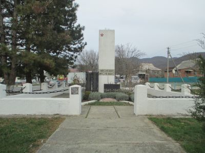 Братская могила советских воинов, погибших в боях с фашистскими захватчиками