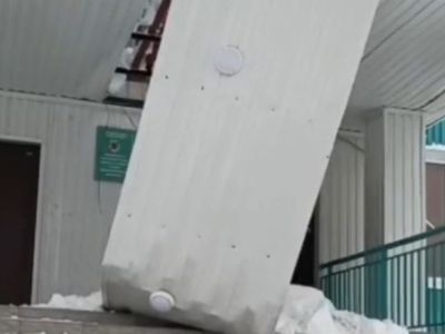 В Якутске обвалился козырек при входе в школу