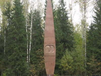 Мемориал на месте гибели первого космонавта мира   Ю.А. Гагарина и летчика-испытателя  В.С. Серегина