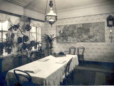 Школа, в которой учился Герой Советского Союза Липатенков Федор Петрович, погибший в боях с немецко-фашистскими захватчиками в 1942 г. Установлена мемориальная доска