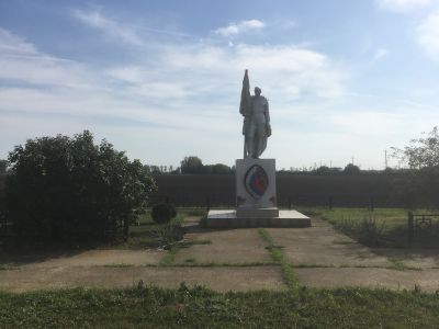 Братская могила советских воинов