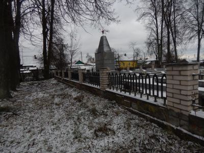 Братское кладбище жертв кулацко-эсеровского мятежа в ноябре 1918 года. Установлен обелиск, надгробные плиты