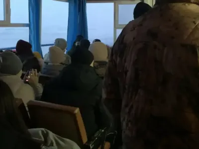 Теплоход с пассажирами сел на мель на реке Лене рядом с Якутском / Саина Титова   