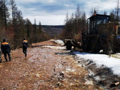 Спасатели Службы спасения Якутии оказывают помощь населению подтопленных населенных пунктов