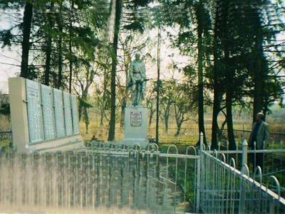 Братская могила воинов Советской Армии и партизан, погибших в феврале 1943 года. Захоронено 713 человек, установлено фамилий на 175 человек. Скульптура установлена в 1952 году