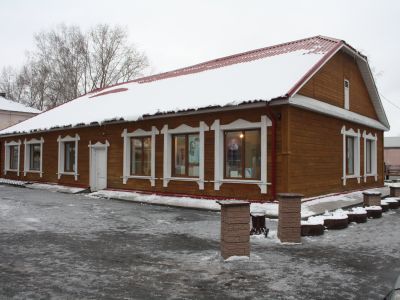 Здание, в котором жил и работал в редакции газеты "Причулымская правда" советский писатель В.В.Липатов (1927-1979 гг.)