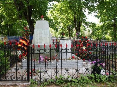 Братская могила 17 воинов Советской Армии, погибших в период Великой Отечественной войны 1941-1945 гг.