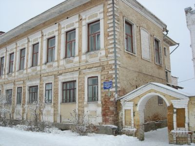 Жилой дом с лавками в I этаже